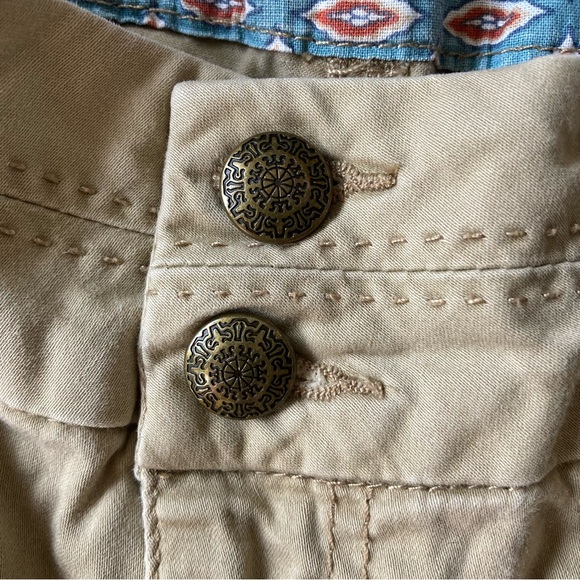 One Song Women’s Khaki Shorts Size 6 Rolled Cuff Brass Buttons Neutral Classic - Picture 2 of 9